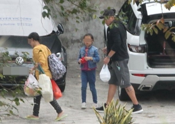 Sao TVB bị vợ cắm sừng chăm sóc con một mình ảnh 1 Sao TVB bi vo cam sung cham soc con mot minh anh 1