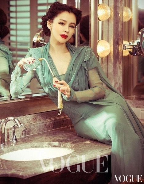 Lam Tam Nhu vua sinh con da len trang bia tap chi anh 8