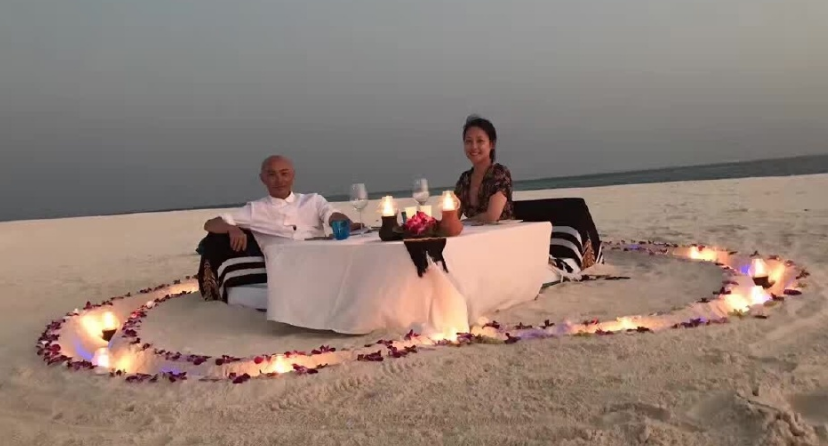 Trương Vệ Kiện khoe ảnh đón tuổi 52 bên vợ ảnh 1 Truong Ve Kien khoe anh don tuoi 52 ben vo anh 1