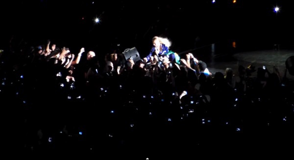 10 vu sao quoc te bi tan cong,  hanh hung anh 2