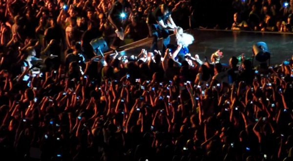 Beyonce bi tan cong suyt lao xuong khan dai khi dien hinh anh