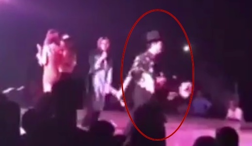 Truong Giang bo dien khi bi khan gia nem chai len san khau hinh anh