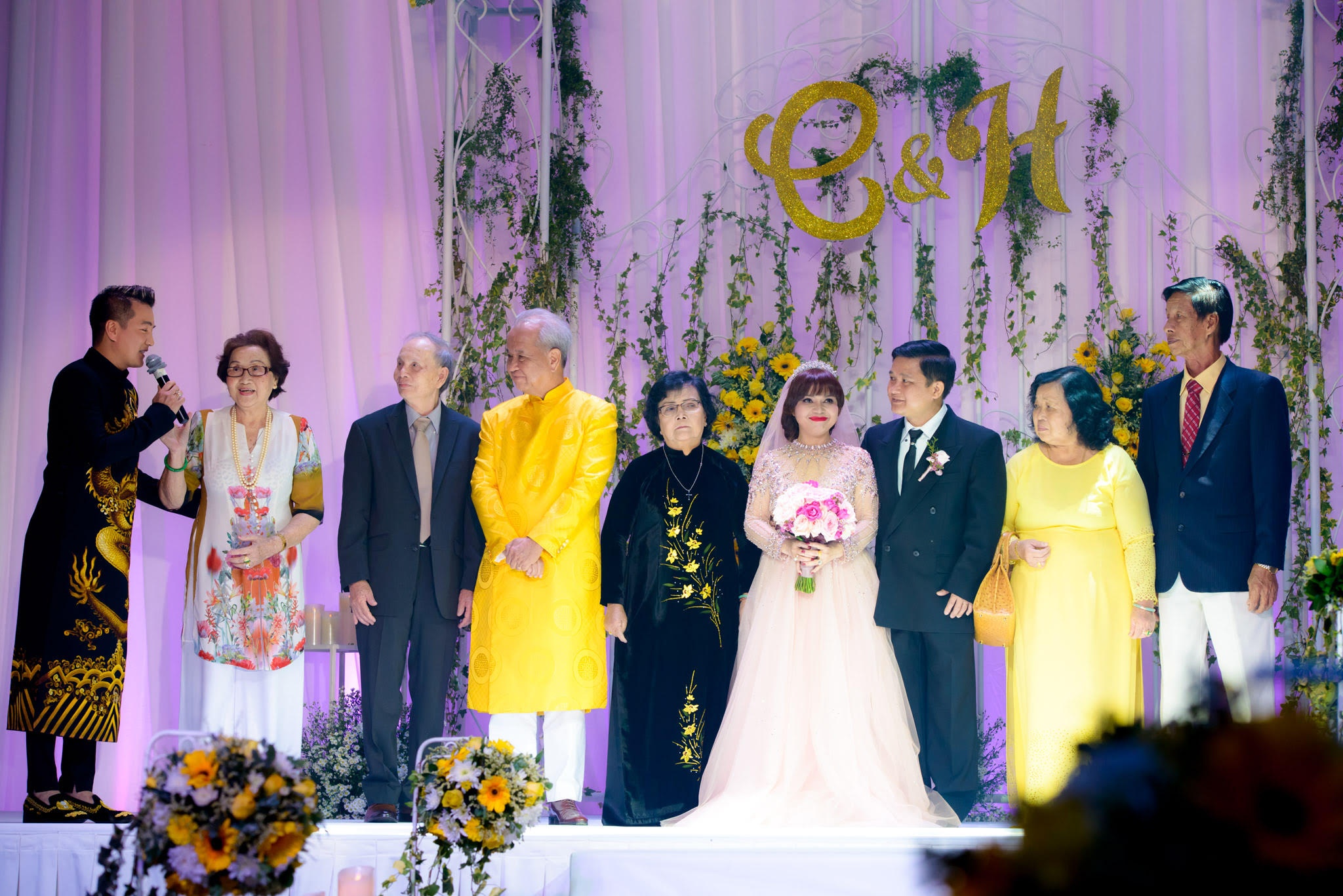 Dam Vinh Hung xuat hien ben me anh 7