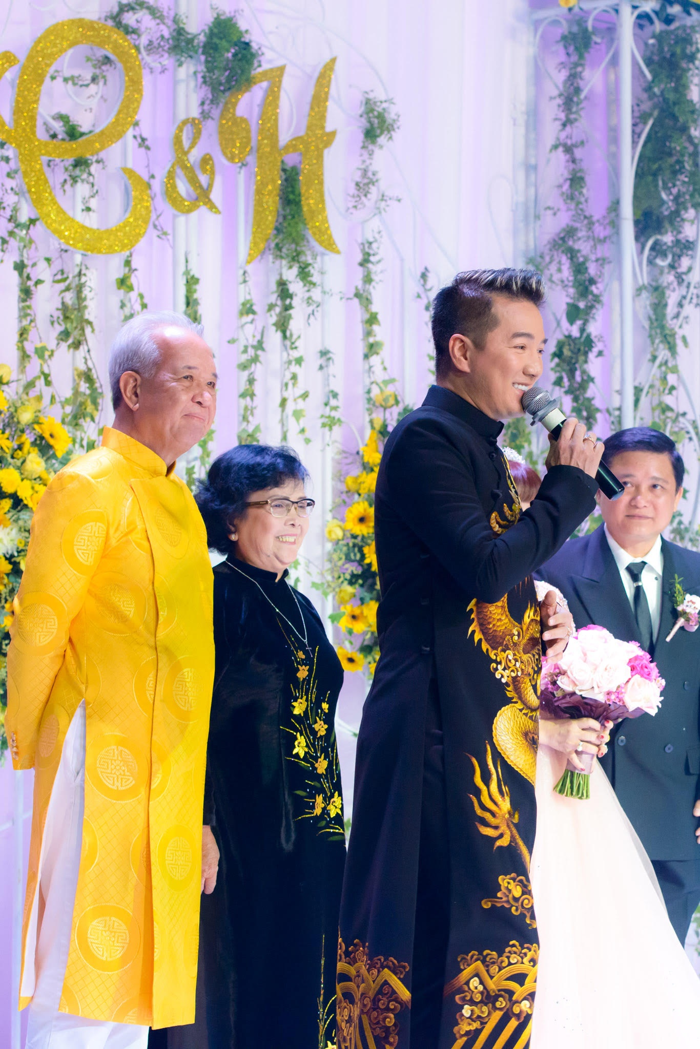 Dam Vinh Hung xuat hien ben me anh 5