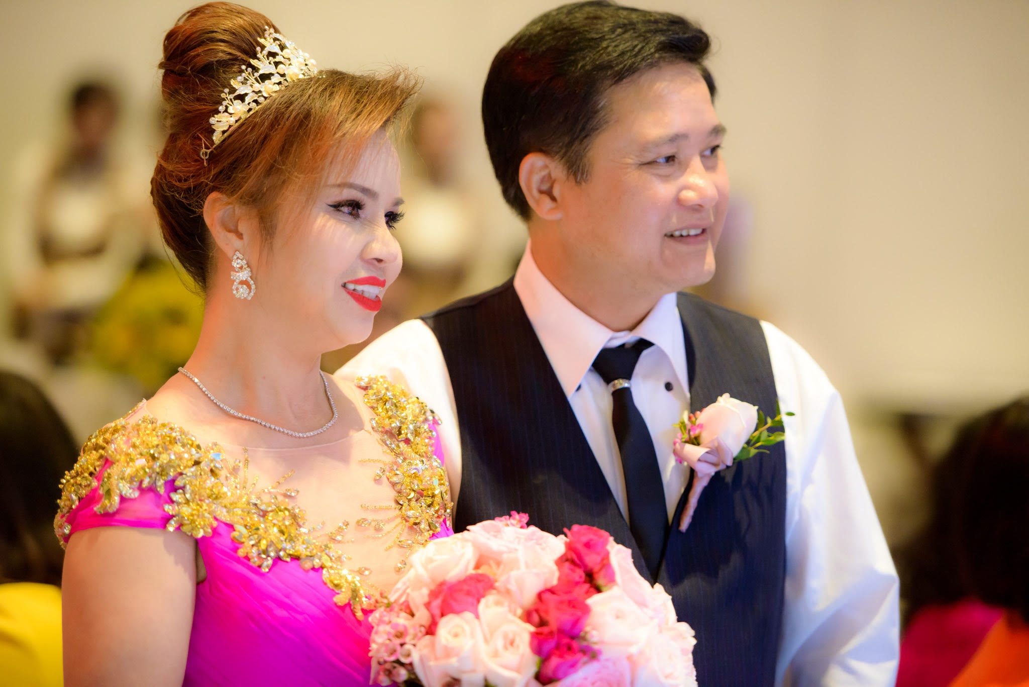 Dam Vinh Hung xuat hien ben me anh 8