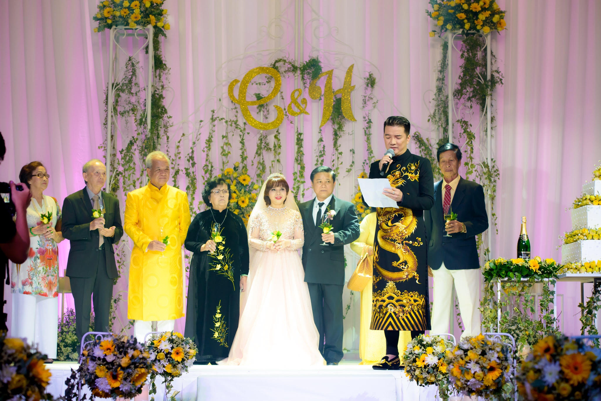 Dam Vinh Hung xuat hien ben me anh 6