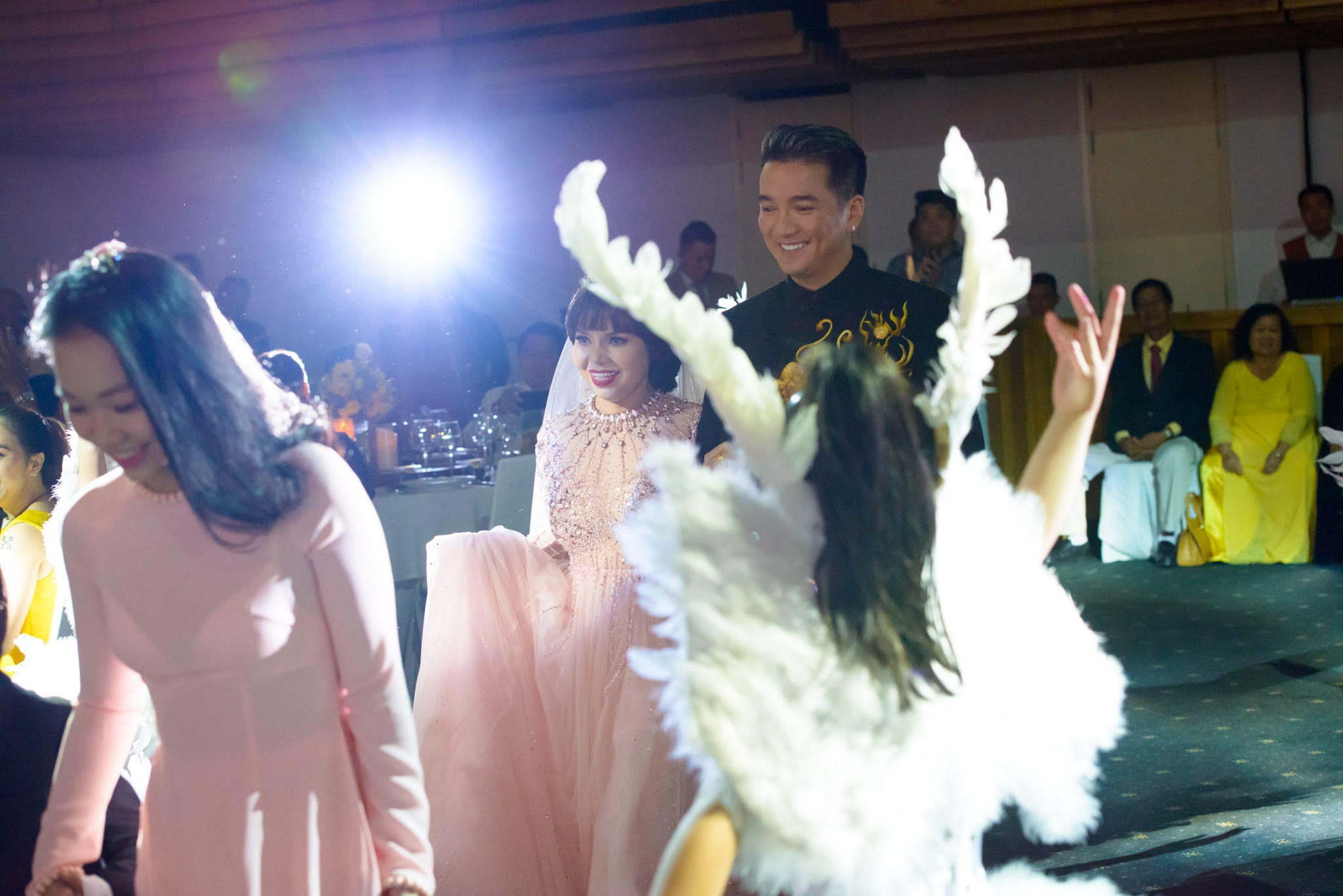 Dam Vinh Hung xuat hien ben me anh 1