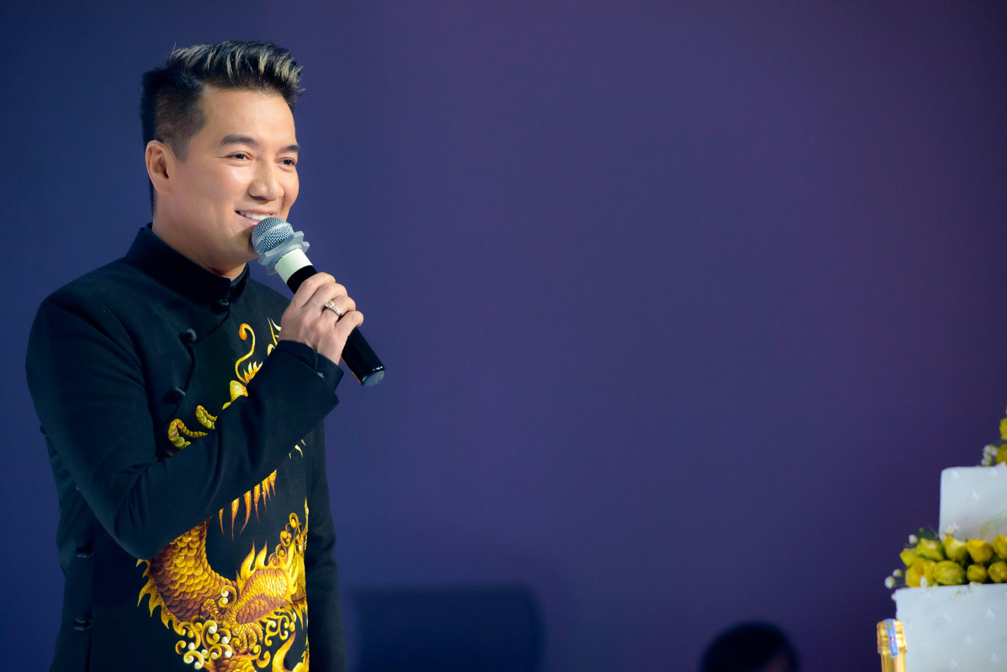 Dam Vinh Hung xuat hien ben me anh 3