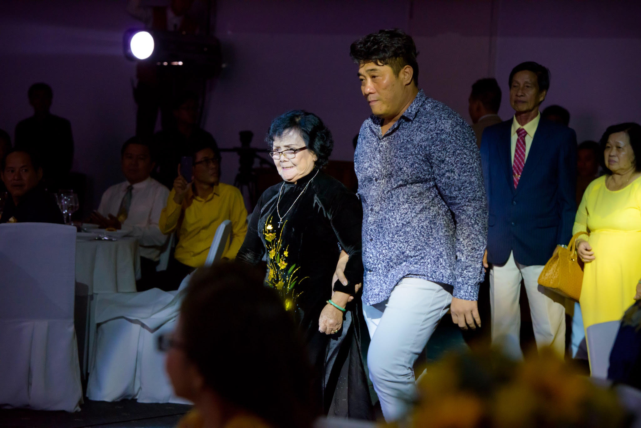 Dam Vinh Hung xuat hien ben me anh 4