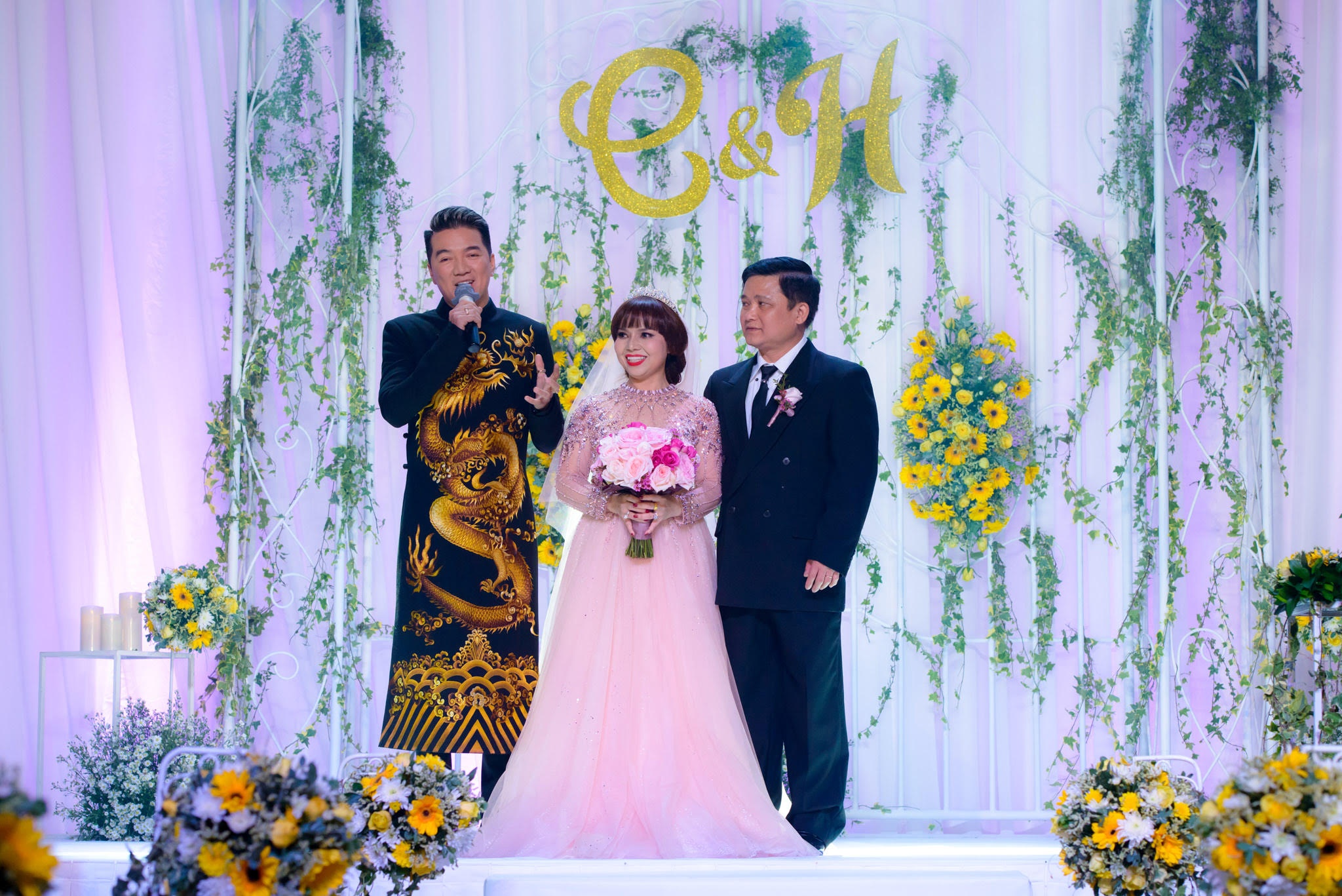 Dam Vinh Hung tro thanh MC trong le cuoi em gai hinh anh