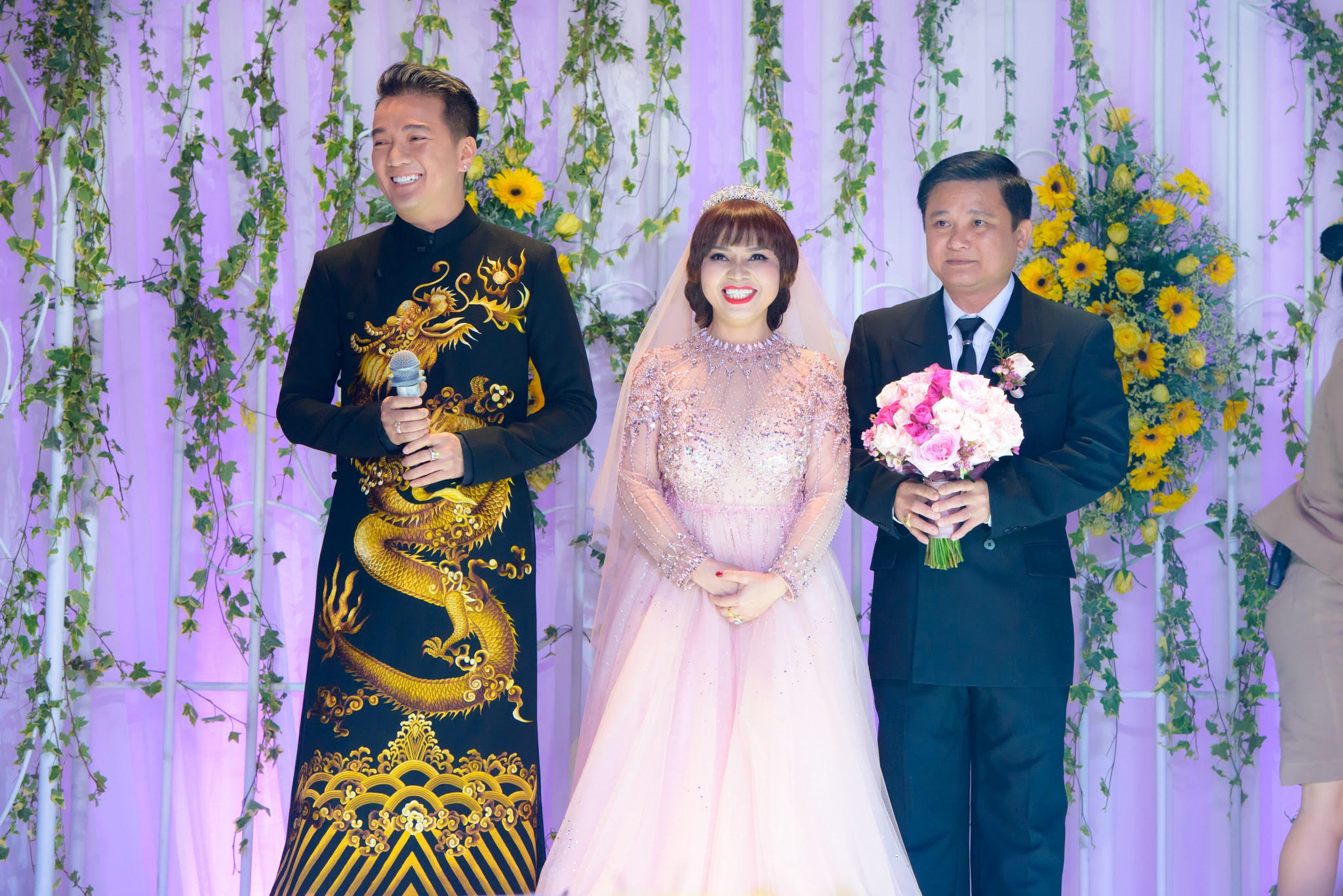 Dam Vinh Hung xuat hien ben me anh 2