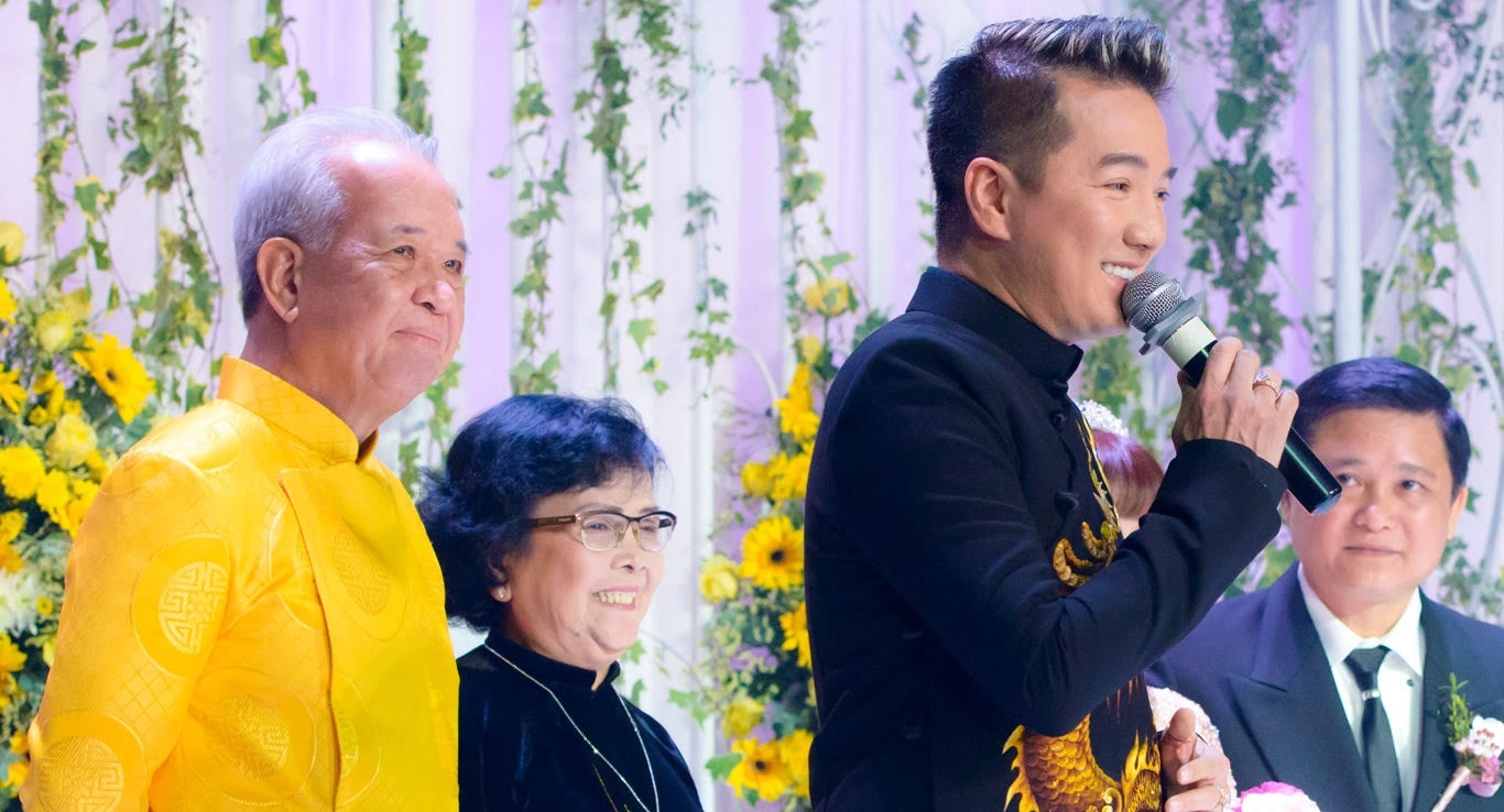 Dam Vinh Hung lan dau xuat hien ben me trong le cuoi em gai hinh anh