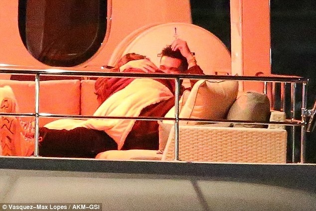 Selena Gomez khoa moi, au yem The Weeknd tren du thuyen hinh anh