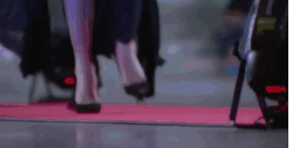 Nguoi mau Thai Lan nga nhao khi co dien tren tham do hinh anh