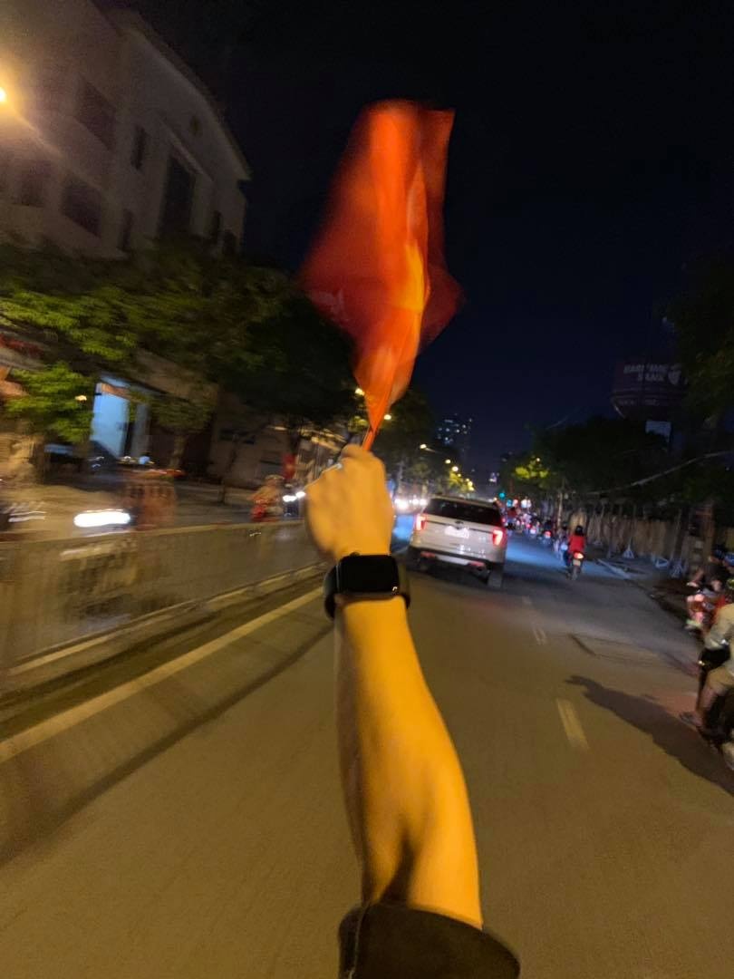 Sao Viet xuong pho mung VIet Nam vo dich anh 16