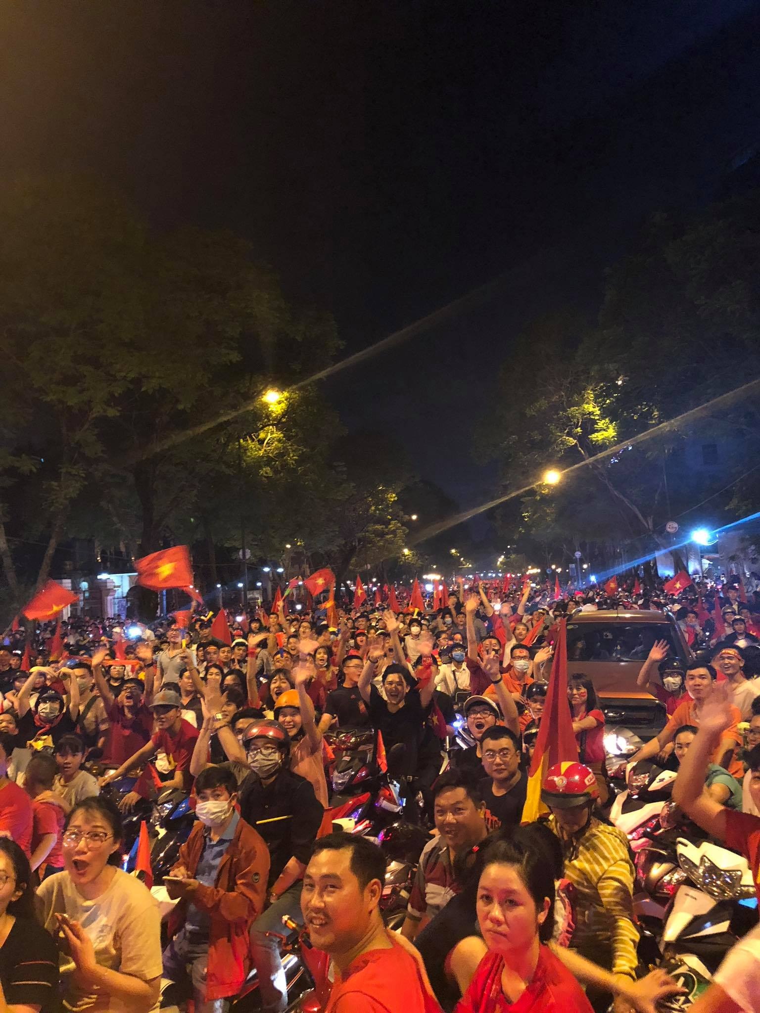 Sao Viet xuong pho mung VIet Nam vo dich anh 10