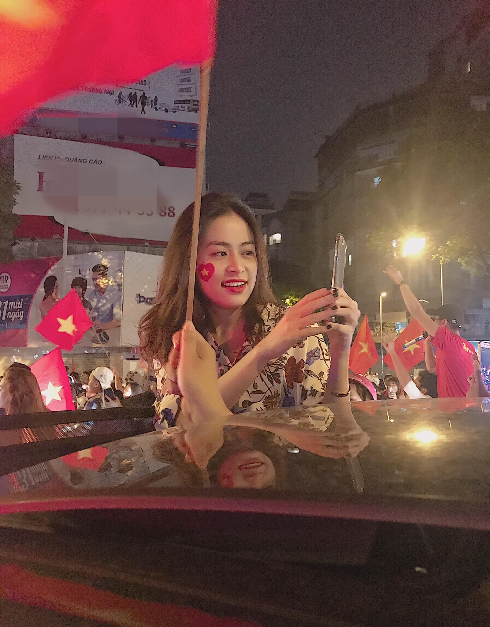 Sao Viet xuong pho mung VIet Nam vo dich anh 13