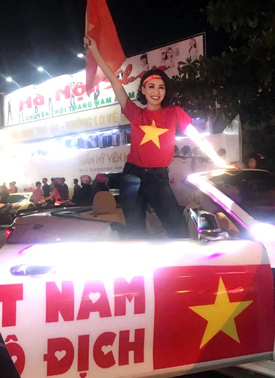 Sao Viet xuong pho mung VIet Nam vo dich anh 12