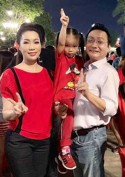 Sao Viet xuong pho mung VIet Nam vo dich anh 15