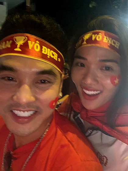 Sao Viet xuong pho mung VIet Nam vo dich anh 14