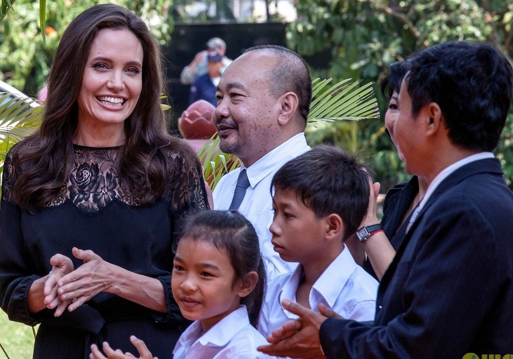 Angelina Jolie dua 6 nguoi con toi Campuchia anh 3