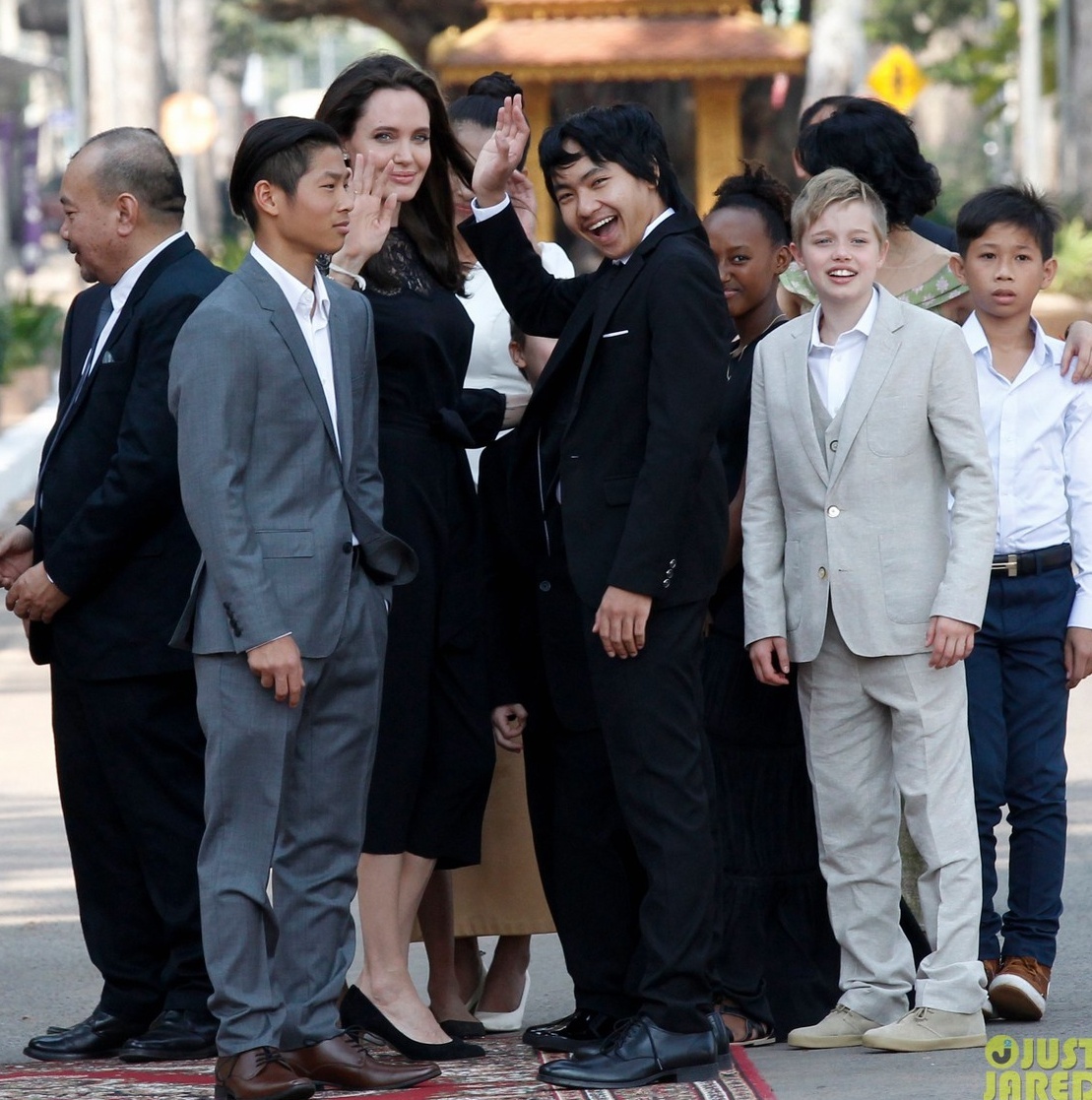 Angelina Jolie dua 6 nguoi con toi Campuchia anh 1