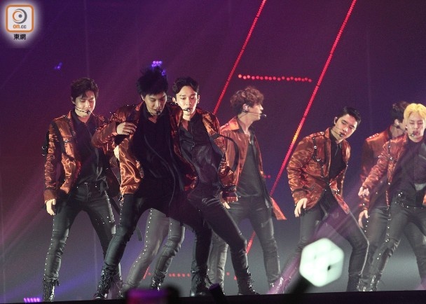 Thành viên EXO bị khán giả ném chai thủy tinh ảnh 3 Thanh vien EXO bi khan gia nem chai thuy tinh anh 3