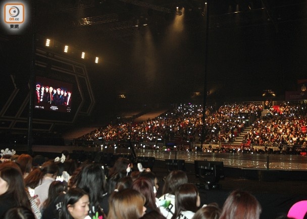 Thành viên EXO bị khán giả ném chai thủy tinh ảnh 2 Thanh vien EXO bi khan gia nem chai thuy tinh anh 2