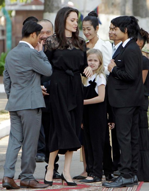 Angelina Jolie dua 6 nguoi con toi Campuchia anh 2