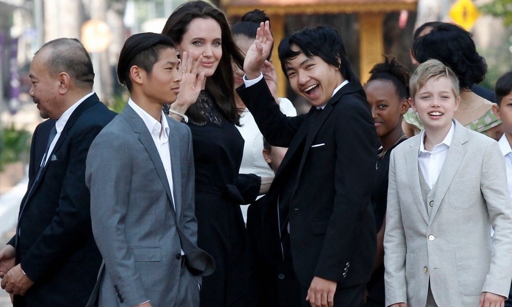 Angelina Jolie va cac con xuat hien tren tham do o Campuchia hinh anh