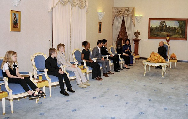 Angelina Jolie dua 6 nguoi con toi Campuchia anh 6