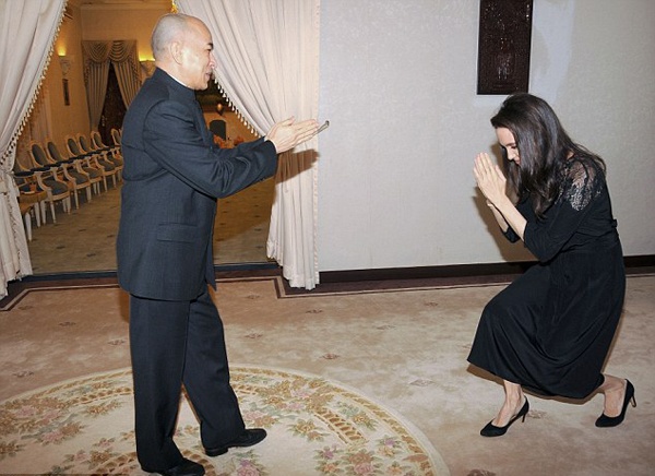 Angelina Jolie dua 6 nguoi con toi Campuchia anh 5