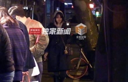 Trinh Sang hut thuoc anh 1