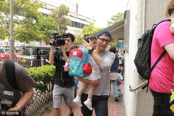 Con gái bám Lưu Khải Uy hơn Dương Mịch ảnh 1 Con gai bam Luu Khai Uy hon Duong Mich anh 1