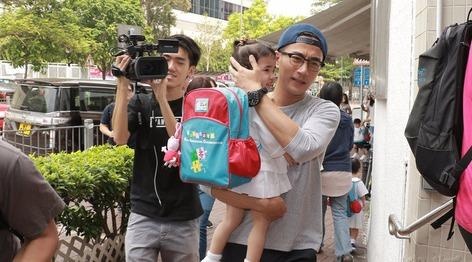 Con gai bam Luu Khai Uy hon Duong Mich hinh anh