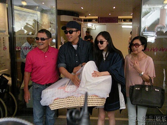 Con gái bám Lưu Khải Uy hơn Dương Mịch ảnh 2 Con gai bam Luu Khai Uy hon Duong Mich anh 2