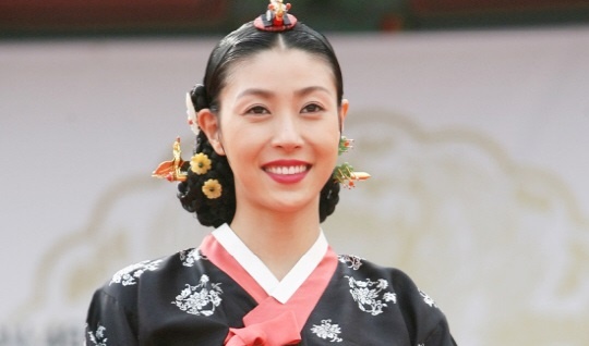 A hau ban dam Han Quoc bi phan ung khi quay lai showbiz hinh anh