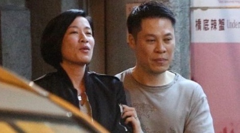 Xa Thi Man say xin, loang choang tren pho hinh anh