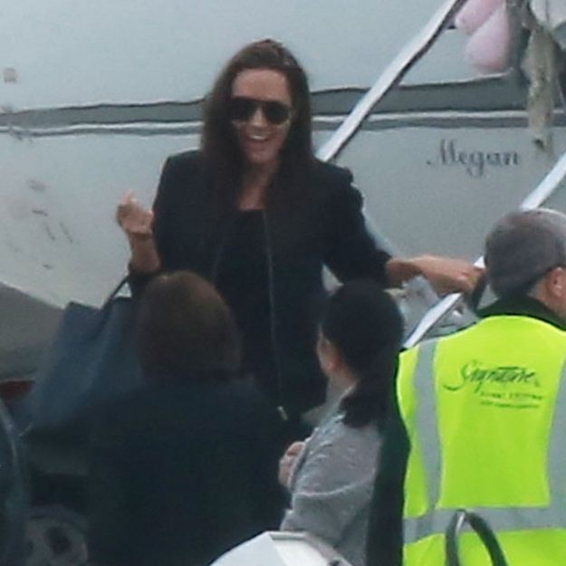 Angelina Jolie yêu sách khi đến Campuchia ảnh 1 Angelina Jolie yeu sach khi den Campuchia anh 1