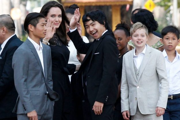 Angelina Jolie yêu sách khi đến Campuchia ảnh 2 Angelina Jolie yeu sach khi den Campuchia anh 2