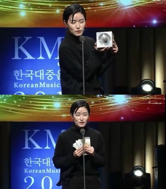 Yi Rang bán giải thưởng trên sân khấu ảnh 2 Yi Rang ban giai thuong tren san khau anh 2