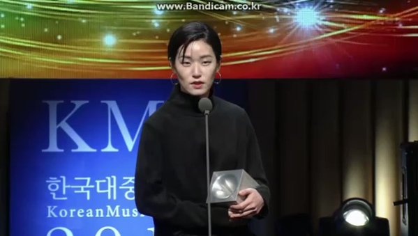 Sao nu Han ban giai thuong tren san khau hinh anh