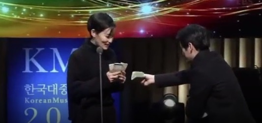 Yi Rang bán giải thưởng trên sân khấu ảnh 1 Yi Rang ban giai thuong tren san khau anh 1