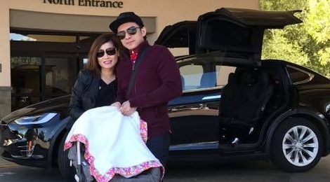 Dan Truong mang xe sang don vo va con trai xuat vien hinh anh