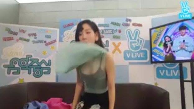 Taeyeon (SNSD) lung tung vi bi toc vay tren truyen hinh hinh anh