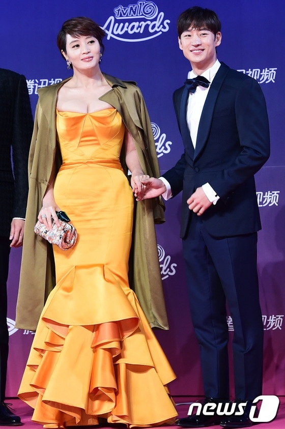 Phong cach thoi trang Kim Hye Soo anh 1