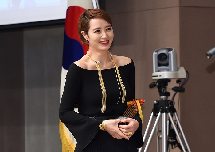 Phong cach thoi trang Kim Hye Soo anh 7