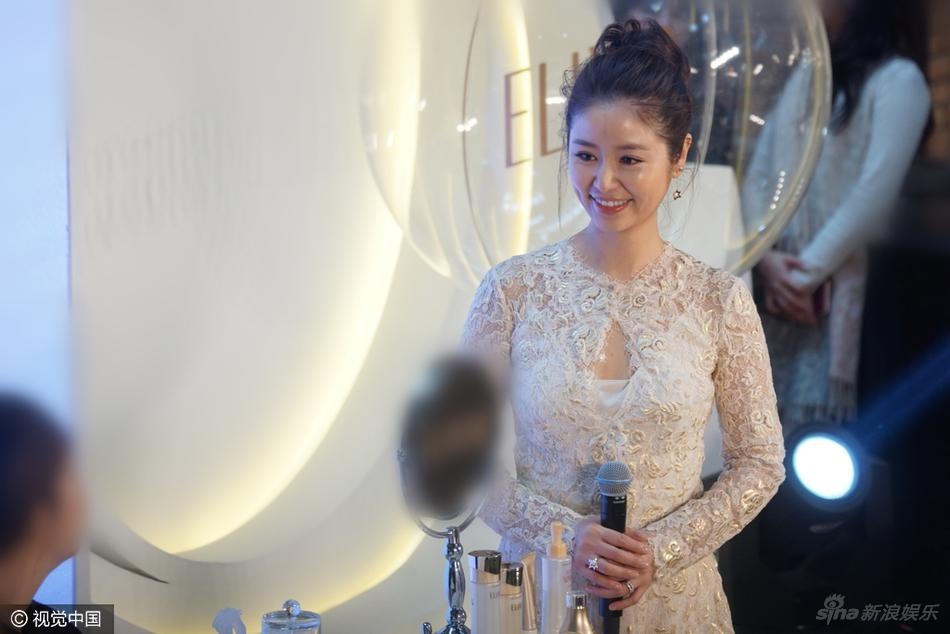 Lam Tam Nhu deo nhan cuoi trong su kien moi anh 1