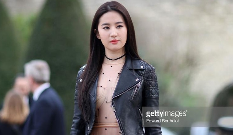 Luu Diec Phi thu hut ong kinh khi dien vay mong hinh anh