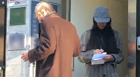 Sao nu phim 18+ va dao dien U60 bi bat gap di kham da lieu hinh anh